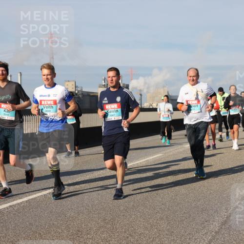 03.10.2025 - Köhlbrandbrückenlauf Lena Gebhardt http://msf.ph/oto/9139899 03.10.2025 09:57:42 Position 2 3048, 3049, 3047 meine-sportfotos.de