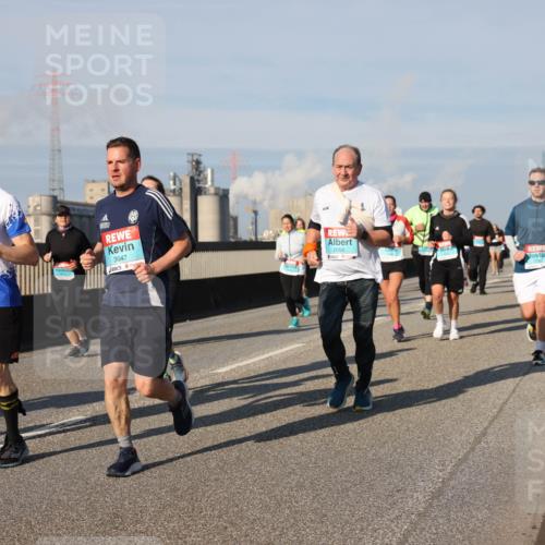 03.10.2025 - Köhlbrandbrückenlauf Lena Gebhardt http://msf.ph/oto/9139901 03.10.2025 09:57:42 Position 2 2056, 048, 3049, 3047 meine-sportfotos.de