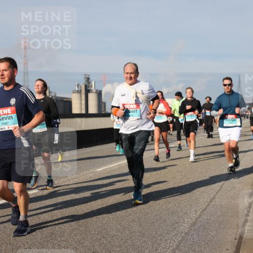 03.10.2025 - Köhlbrandbrückenlauf Lena Gebhardt http://msf.ph/oto/9139912 03.10.2025 09:57:42 Position 2 3047, 1453, 2056 meine-sportfotos.de