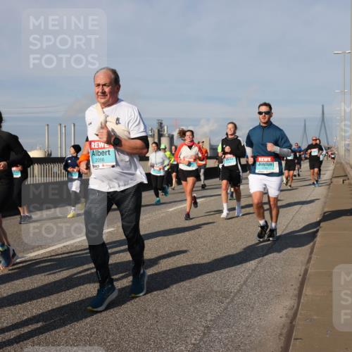 03.10.2025 - Köhlbrandbrückenlauf Lena Gebhardt http://msf.ph/oto/9139932 03.10.2025 09:57:43 Position 2 1453, 2056, 3180 meine-sportfotos.de