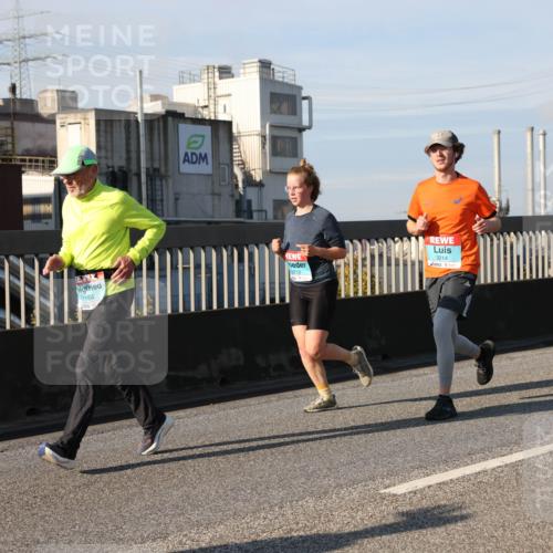 03.10.2025 - Köhlbrandbrückenlauf Lena Gebhardt http://msf.ph/oto/9139986 03.10.2025 09:57:47 Position 2 3213, 1164, 3214 meine-sportfotos.de