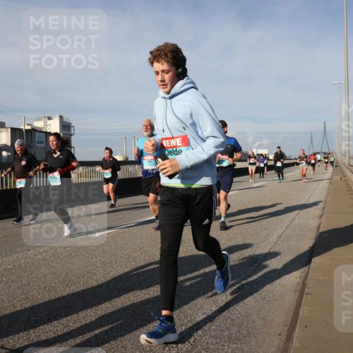 03.10.2025 - Köhlbrandbrückenlauf Lena Gebhardt http://msf.ph/oto/9140042 03.10.2025 09:57:51 Position 2  meine-sportfotos.de