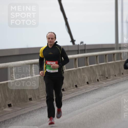 03.10.2025 - Köhlbrandbrückenlauf Jannik Wohlers http://msf.ph/oto/9140058 03.10.2025 16:11:03 Position 1 9379, 9309 meine-sportfotos.de