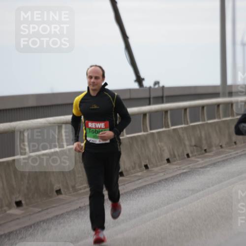 03.10.2025 - Köhlbrandbrückenlauf Jannik Wohlers http://msf.ph/oto/9140060 03.10.2025 16:11:03 Position 1 937, 4400 meine-sportfotos.de