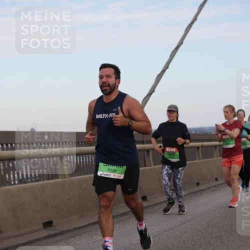 03.10.2025 - Köhlbrandbrückenlauf Jannik Wohlers http://msf.ph/oto/9140149 03.10.2025 15:31:44 Position 1 9426, 8027, 801, 8161 meine-sportfotos.de