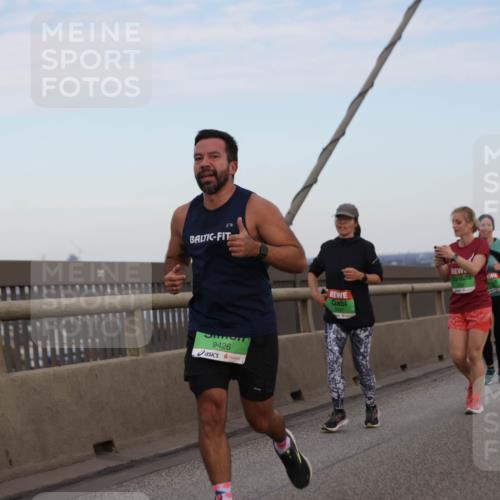 03.10.2025 - Köhlbrandbrückenlauf Jannik Wohlers http://msf.ph/oto/9140153 03.10.2025 15:31:44 Position 1 9426, 8018, 8161 meine-sportfotos.de