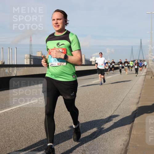 03.10.2025 - Köhlbrandbrückenlauf Lena Gebhardt http://msf.ph/oto/9140272 03.10.2025 09:58:04 Position 2 2707 meine-sportfotos.de