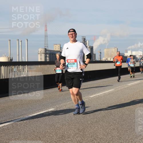 03.10.2025 - Köhlbrandbrückenlauf Lena Gebhardt http://msf.ph/oto/9140326 03.10.2025 09:58:07 Position 2 2750 meine-sportfotos.de