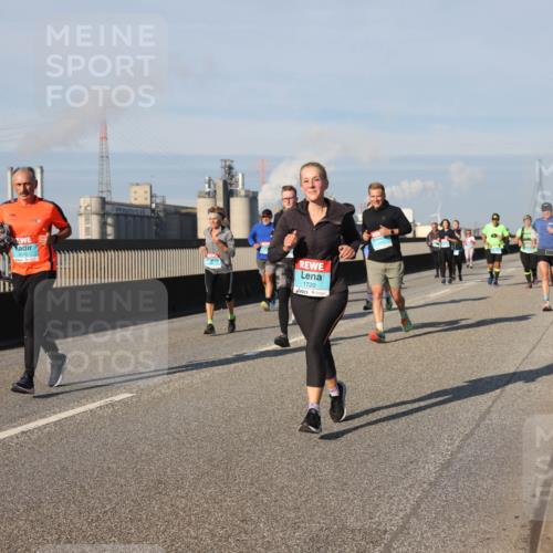 03.10.2025 - Köhlbrandbrückenlauf Lena Gebhardt http://msf.ph/oto/9140396 03.10.2025 09:58:10 Position 2 3576, 1720 meine-sportfotos.de