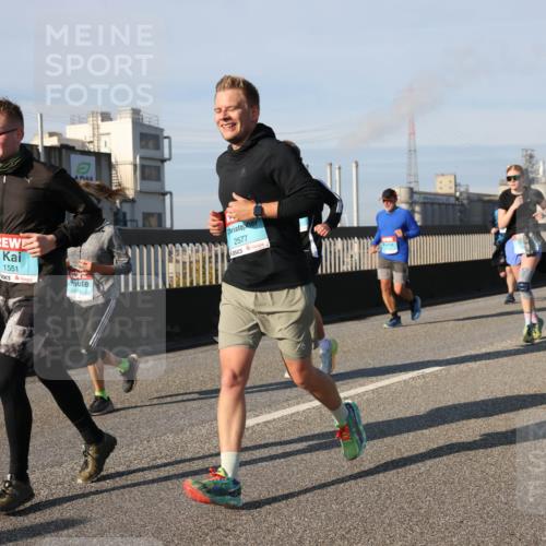 03.10.2025 - Köhlbrandbrückenlauf Lena Gebhardt http://msf.ph/oto/9140451 03.10.2025 09:58:13 Position 2 327, 2577, 1551, 2423 meine-sportfotos.de