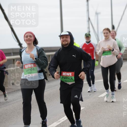 03.10.2025 - Köhlbrandbrückenlauf Jannik Wohlers http://msf.ph/oto/9140599 03.10.2025 16:12:31 Position 1 8701, 8671, 8506 meine-sportfotos.de