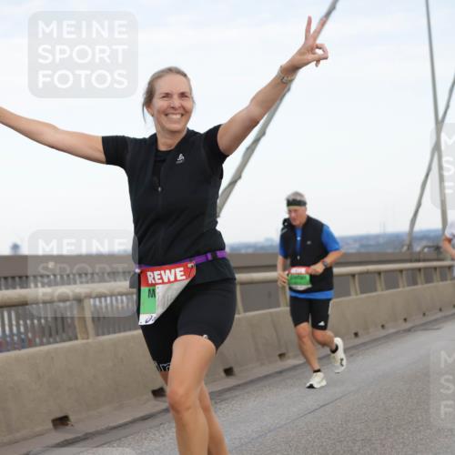 03.10.2025 - Köhlbrandbrückenlauf Jannik Wohlers http://msf.ph/oto/9140631 03.10.2025 15:32:56 Position 1  meine-sportfotos.de