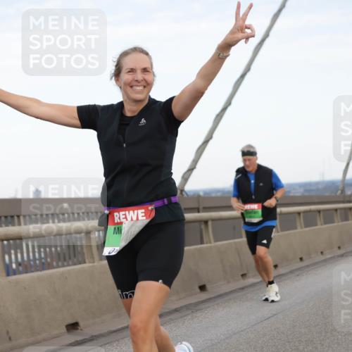 03.10.2025 - Köhlbrandbrückenlauf Jannik Wohlers http://msf.ph/oto/9140639 03.10.2025 15:32:57 Position 1  meine-sportfotos.de