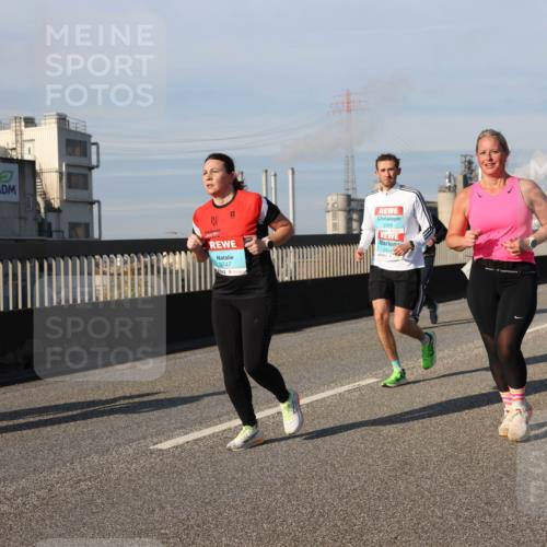 03.10.2025 - Köhlbrandbrückenlauf Lena Gebhardt http://msf.ph/oto/9140671 03.10.2025 09:58:25 Position 2 2368, 2454, 3747, 1212 meine-sportfotos.de