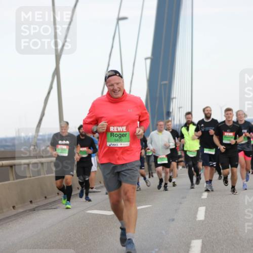 03.10.2025 - Köhlbrandbrückenlauf Jannik Wohlers http://msf.ph/oto/9140876 03.10.2025 15:33:02 Position 1 9400 meine-sportfotos.de