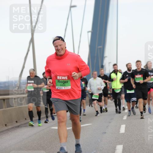 03.10.2025 - Köhlbrandbrückenlauf Jannik Wohlers http://msf.ph/oto/9140904 03.10.2025 15:33:03 Position 1 9400 meine-sportfotos.de
