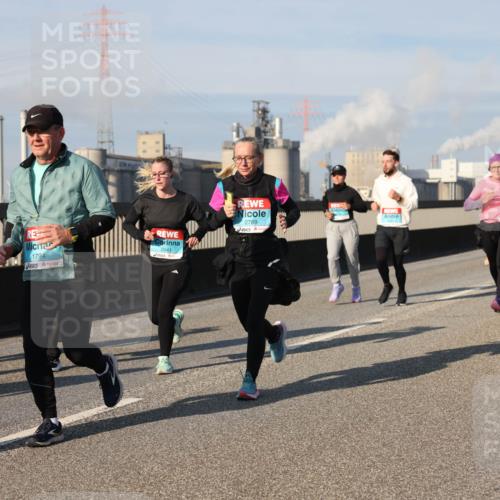 03.10.2025 - Köhlbrandbrückenlauf Lena Gebhardt http://msf.ph/oto/9140978 03.10.2025 09:58:47 Position 2 2789, 2641, 1794 meine-sportfotos.de
