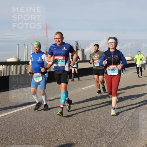 03.10.2025 - Köhlbrandbrückenlauf Lena Gebhardt http://msf.ph/oto/9141091 03.10.2025 09:58:53 Position 2 3505, 3506, 1812 meine-sportfotos.de