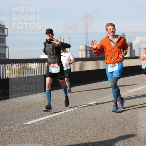 03.10.2025 - Köhlbrandbrückenlauf Lena Gebhardt http://msf.ph/oto/9141260 03.10.2025 09:59:03 Position 2 1031, 3281, 3125 meine-sportfotos.de