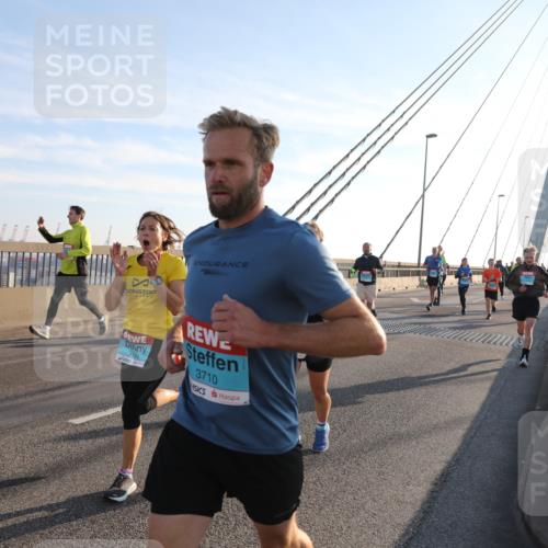 03.10.2025 - Köhlbrandbrückenlauf Yannick Fuchs http://msf.ph/oto/9141375 03.10.2025 08:26:15 Position 2 130, 3333, 3710 meine-sportfotos.de