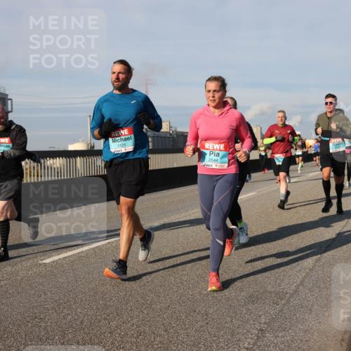 03.10.2025 - Köhlbrandbrückenlauf Lena Gebhardt http://msf.ph/oto/9141424 03.10.2025 09:59:14 Position 2 1121, 2544 meine-sportfotos.de