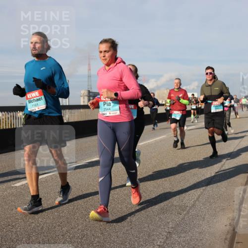 03.10.2025 - Köhlbrandbrückenlauf Lena Gebhardt http://msf.ph/oto/9141428 03.10.2025 09:59:14 Position 2 1121, 2544 meine-sportfotos.de