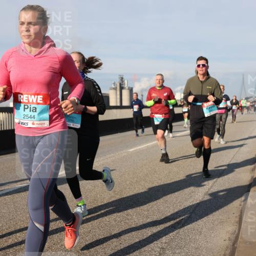 03.10.2025 - Köhlbrandbrückenlauf Lena Gebhardt http://msf.ph/oto/9141431 03.10.2025 09:59:15 Position 2 21, 5, 2544, 3765 meine-sportfotos.de