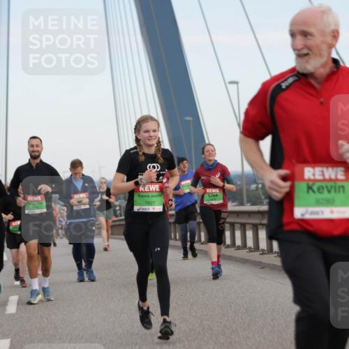 03.10.2025 - Köhlbrandbrückenlauf Jannik Wohlers http://msf.ph/oto/9141432 03.10.2025 15:34:33 Position 1 8349, 7827, 8289 meine-sportfotos.de