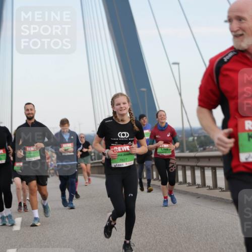 03.10.2025 - Köhlbrandbrückenlauf Jannik Wohlers http://msf.ph/oto/9141440 03.10.2025 15:34:33 Position 1 7827, 8289 meine-sportfotos.de