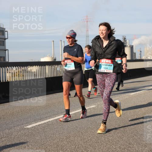 03.10.2025 - Köhlbrandbrückenlauf Lena Gebhardt http://msf.ph/oto/9141564 03.10.2025 09:59:23 Position 2 884, 1834 meine-sportfotos.de