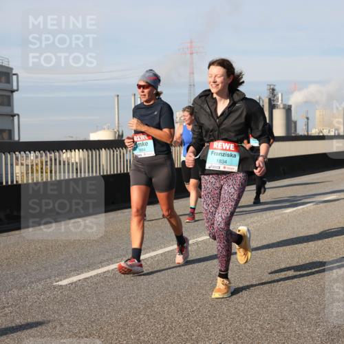 03.10.2025 - Köhlbrandbrückenlauf Lena Gebhardt http://msf.ph/oto/9141567 03.10.2025 09:59:23 Position 2 884, 1834 meine-sportfotos.de