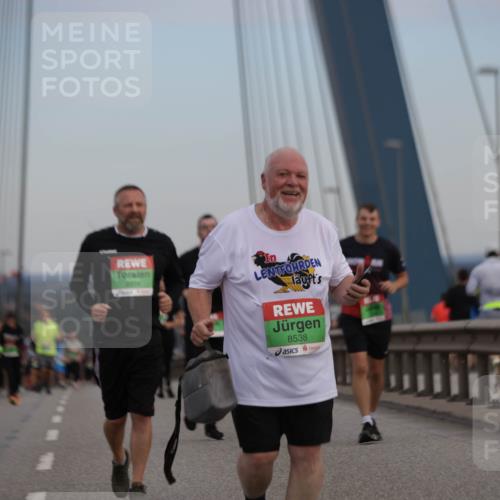 03.10.2025 - Köhlbrandbrückenlauf Jannik Wohlers http://msf.ph/oto/9141811 03.10.2025 15:39:19 Position 1 8374, 8538 meine-sportfotos.de