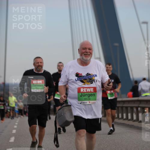 03.10.2025 - Köhlbrandbrückenlauf Jannik Wohlers http://msf.ph/oto/9141815 03.10.2025 15:39:19 Position 1 8374, 8538 meine-sportfotos.de