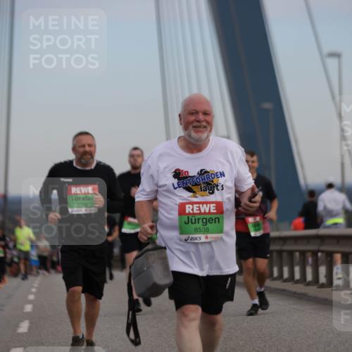 03.10.2025 - Köhlbrandbrückenlauf Jannik Wohlers http://msf.ph/oto/9141818 03.10.2025 15:39:19 Position 1 8374, 8538 meine-sportfotos.de
