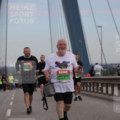 03.10.2025 - Köhlbrandbrückenlauf Jannik Wohlers http://msf.ph/oto/9141820 03.10.2025 15:39:19 Position 1 8374, 8538 meine-sportfotos.de