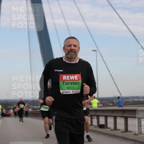 03.10.2025 - Köhlbrandbrückenlauf Jannik Wohlers http://msf.ph/oto/9141878 03.10.2025 15:39:24 Position 1 8374 meine-sportfotos.de