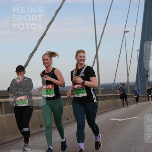 03.10.2025 - Köhlbrandbrückenlauf Jannik Wohlers http://msf.ph/oto/9141904 03.10.2025 15:39:25 Position 1 8723, 8394, 8414 meine-sportfotos.de
