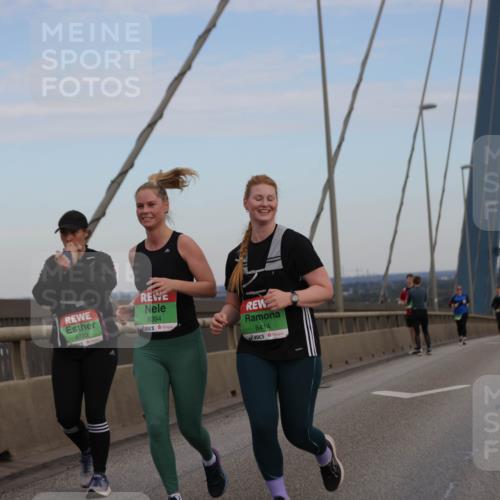 03.10.2025 - Köhlbrandbrückenlauf Jannik Wohlers http://msf.ph/oto/9141909 03.10.2025 15:39:25 Position 1 8723, 8394, 8414 meine-sportfotos.de