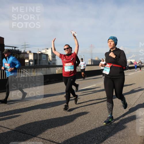 03.10.2025 - Köhlbrandbrückenlauf Lena Gebhardt http://msf.ph/oto/9141921 03.10.2025 09:59:45 Position 2  meine-sportfotos.de