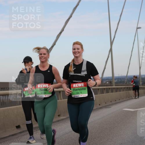 03.10.2025 - Köhlbrandbrückenlauf Jannik Wohlers http://msf.ph/oto/9141925 03.10.2025 15:39:26 Position 1 8723, 8394, 8414 meine-sportfotos.de