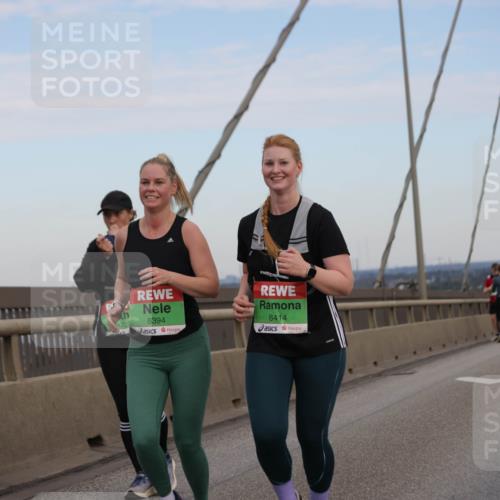 03.10.2025 - Köhlbrandbrückenlauf Jannik Wohlers http://msf.ph/oto/9141930 03.10.2025 15:39:26 Position 1 8723, 8394, 8414 meine-sportfotos.de
