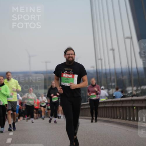03.10.2025 - Köhlbrandbrückenlauf Jannik Wohlers http://msf.ph/oto/9141954 03.10.2025 15:39:29 Position 1 9215 meine-sportfotos.de