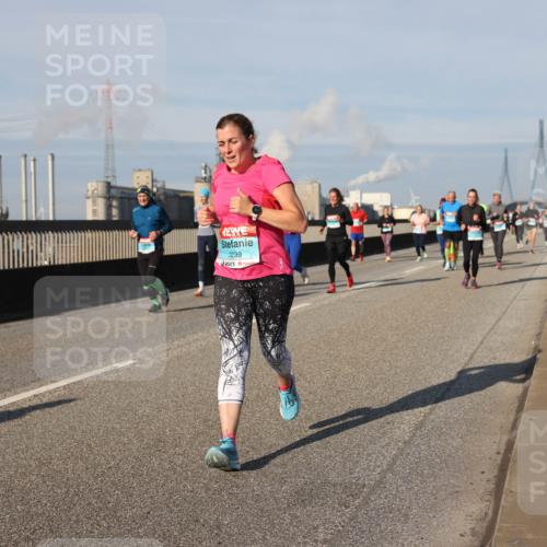 03.10.2025 - Köhlbrandbrückenlauf Lena Gebhardt http://msf.ph/oto/9141976 03.10.2025 09:59:48 Position 2  meine-sportfotos.de