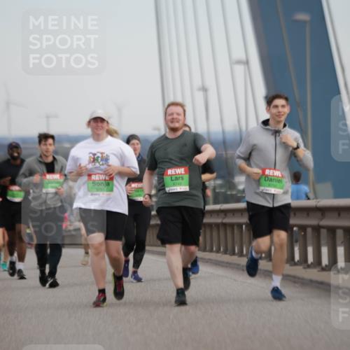 03.10.2025 - Köhlbrandbrückenlauf Jannik Wohlers http://msf.ph/oto/9141981 03.10.2025 15:40:28 Position 1 8751, 8749, 8750 meine-sportfotos.de