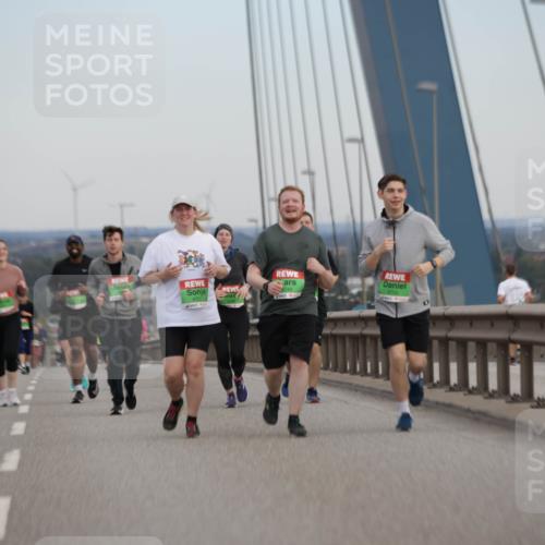 03.10.2025 - Köhlbrandbrückenlauf Jannik Wohlers http://msf.ph/oto/9141993 03.10.2025 15:40:29 Position 1 8749 meine-sportfotos.de