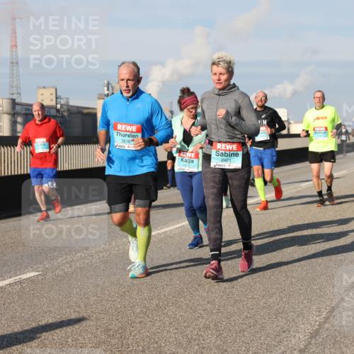 03.10.2025 - Köhlbrandbrückenlauf Lena Gebhardt http://msf.ph/oto/9142098 03.10.2025 09:59:54 Position 2 3676, 2421, 1911 meine-sportfotos.de