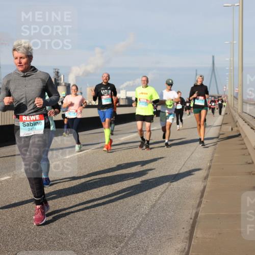 03.10.2025 - Köhlbrandbrückenlauf Lena Gebhardt http://msf.ph/oto/9142119 03.10.2025 09:59:55 Position 2 3676, 2421 meine-sportfotos.de
