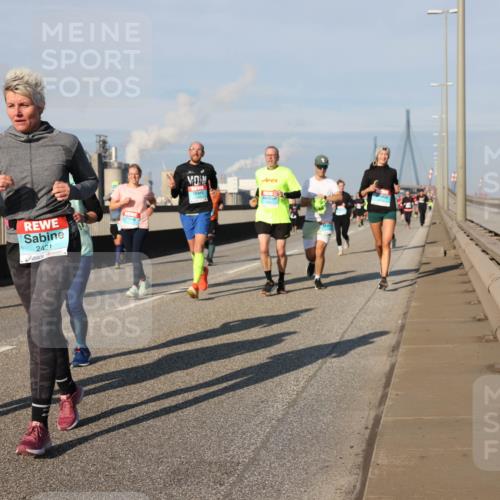 03.10.2025 - Köhlbrandbrückenlauf Lena Gebhardt http://msf.ph/oto/9142123 03.10.2025 09:59:55 Position 2 676, 2421 meine-sportfotos.de