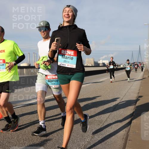 03.10.2025 - Köhlbrandbrückenlauf Lena Gebhardt http://msf.ph/oto/9142177 03.10.2025 09:59:58 Position 2 672, 1731, 2514, 1938 meine-sportfotos.de