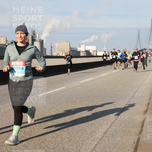 03.10.2025 - Köhlbrandbrückenlauf Lena Gebhardt http://msf.ph/oto/9142227 03.10.2025 10:00:01 Position 2 2051, 1479 meine-sportfotos.de